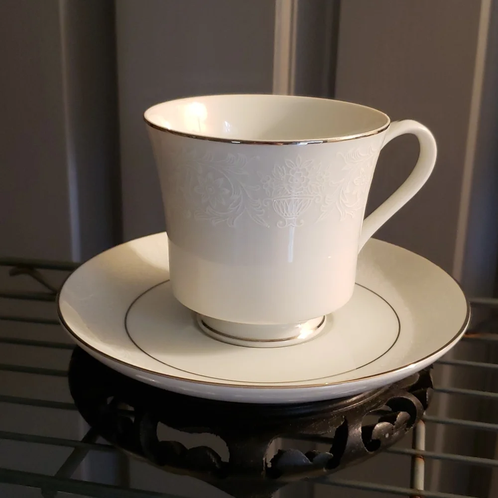 Fine China standard size Crown Victoria LOVELACE cup and saucer - Picture 1 of 3